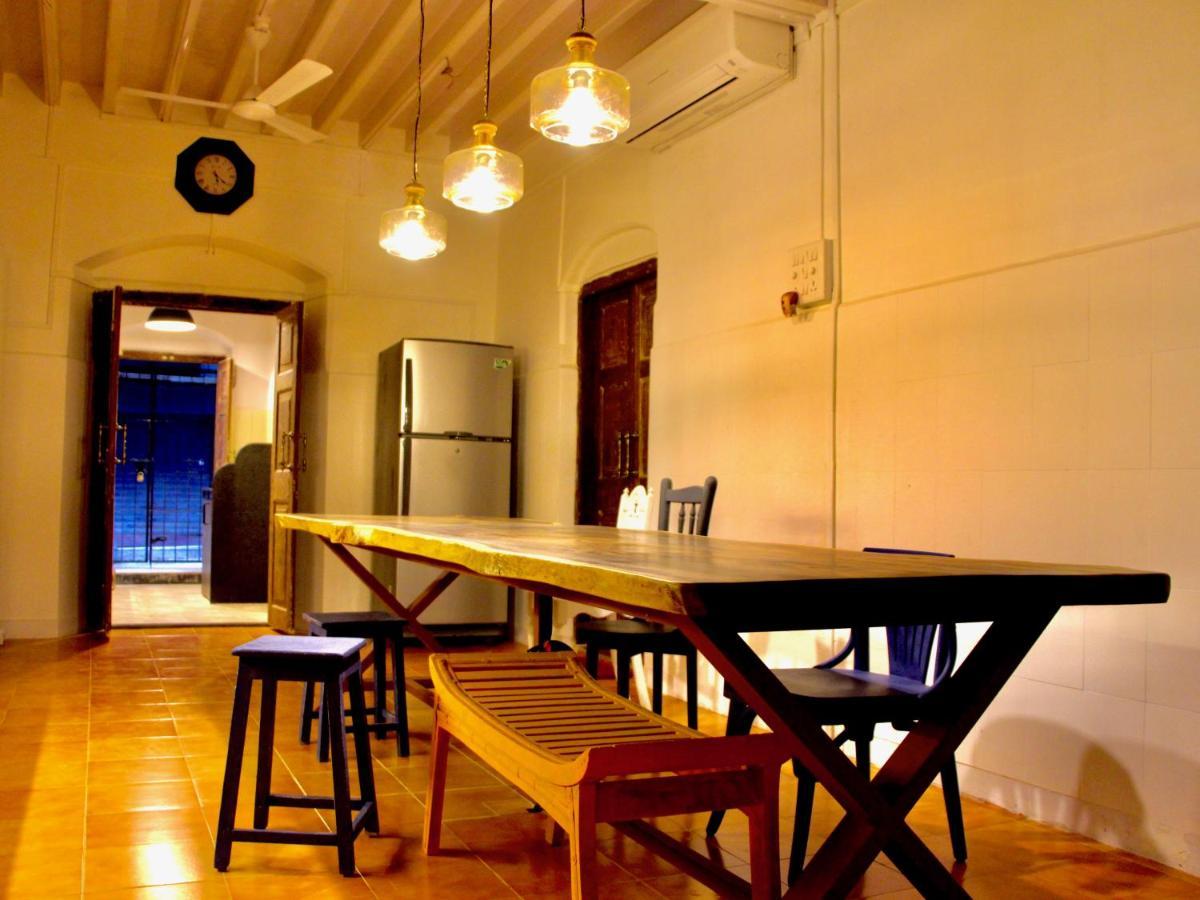 Gosolo Stays Bandra Hostel Mumbai Exterior photo