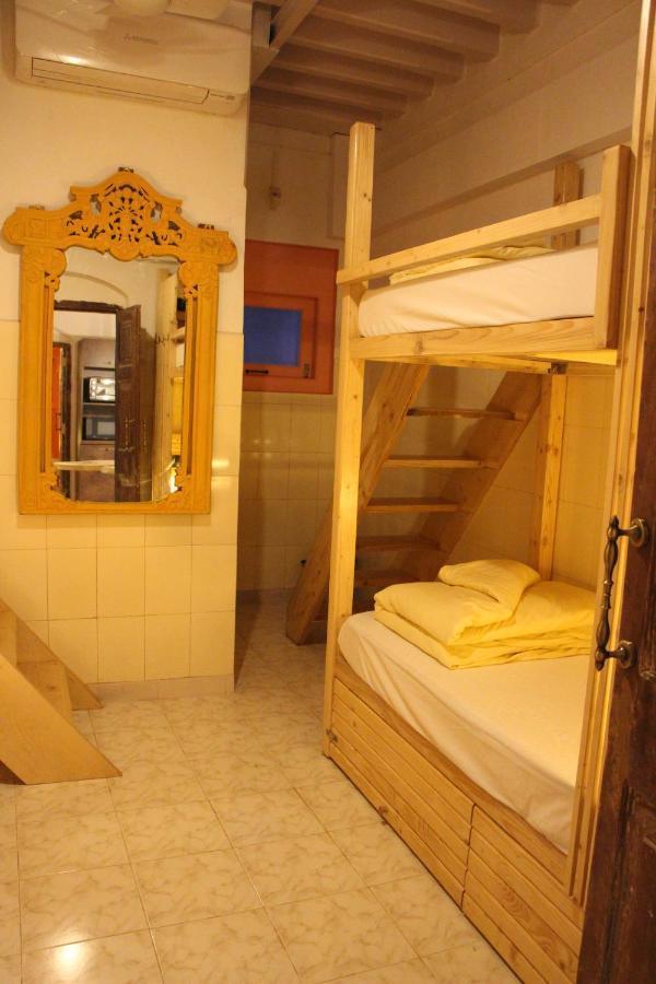 Gosolo Stays Bandra Hostel Mumbai Exterior photo