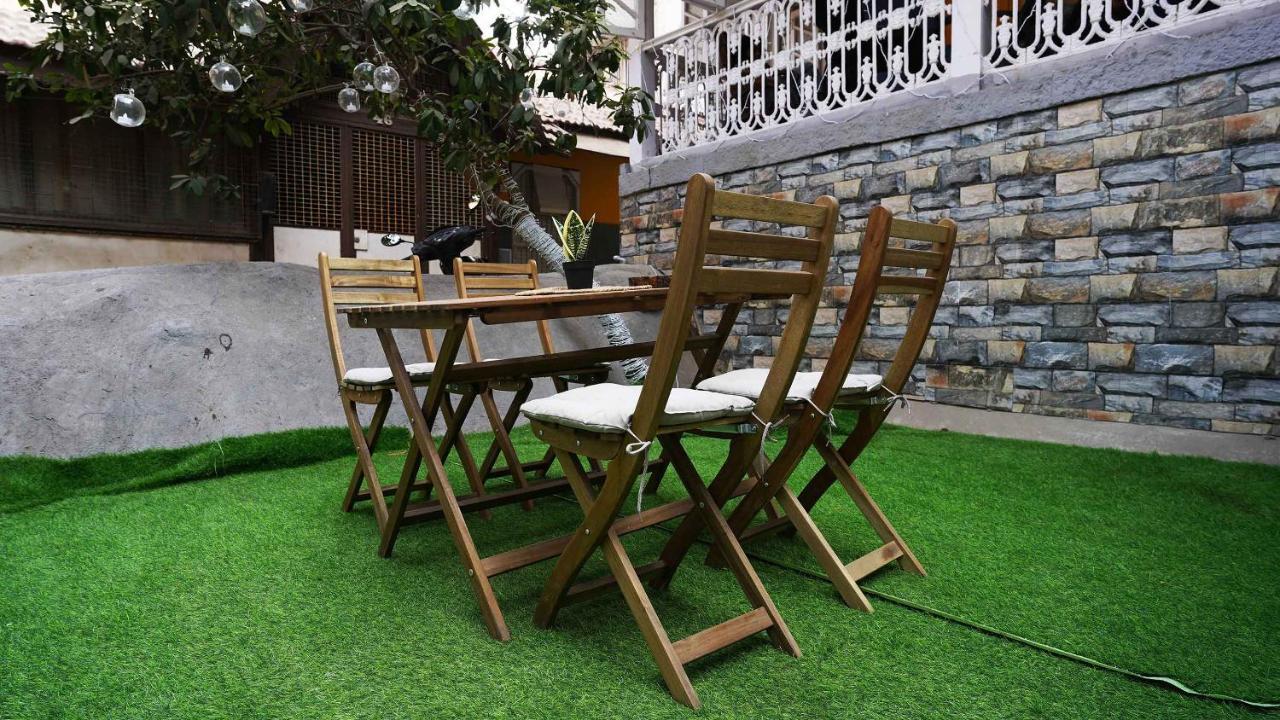 Gosolo Stays Bandra Hostel Mumbai Exterior photo