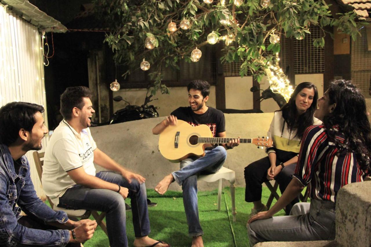 Gosolo Stays Bandra Hostel Mumbai Exterior photo