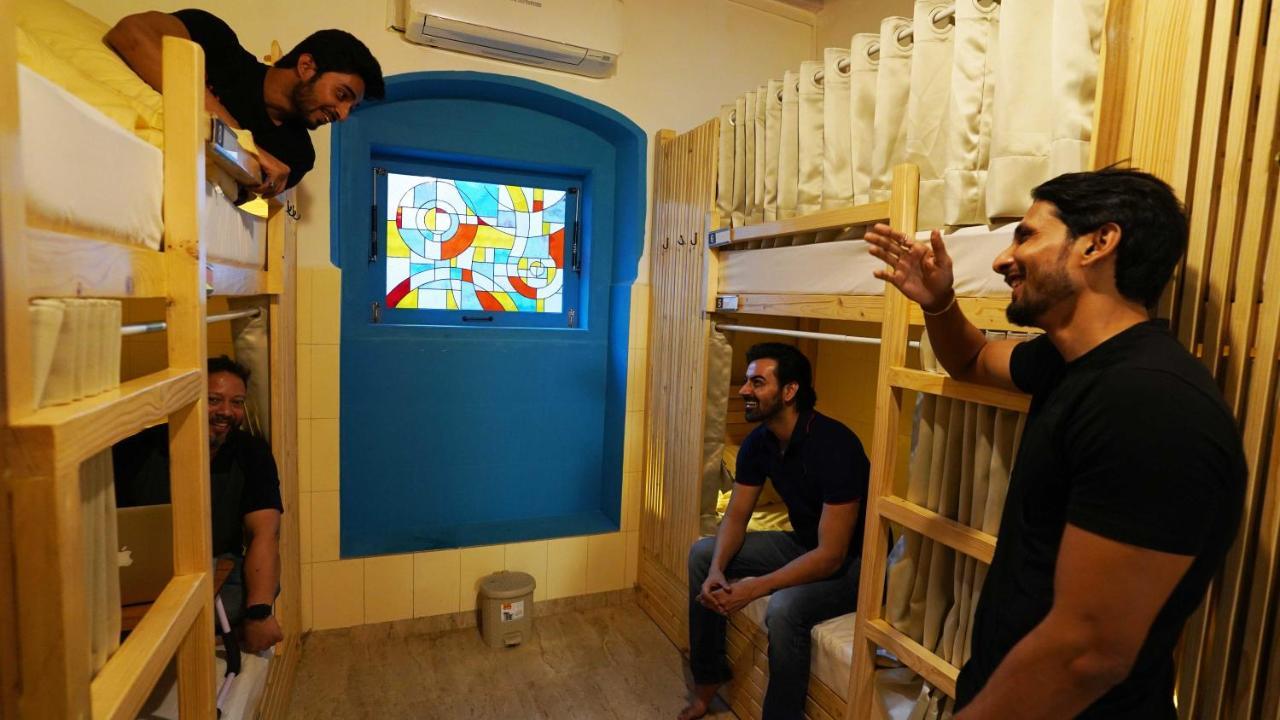 Gosolo Stays Bandra Hostel Mumbai Exterior photo
