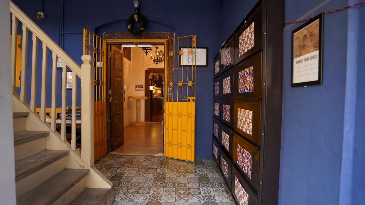 Gosolo Stays Bandra Hostel Mumbai Exterior photo