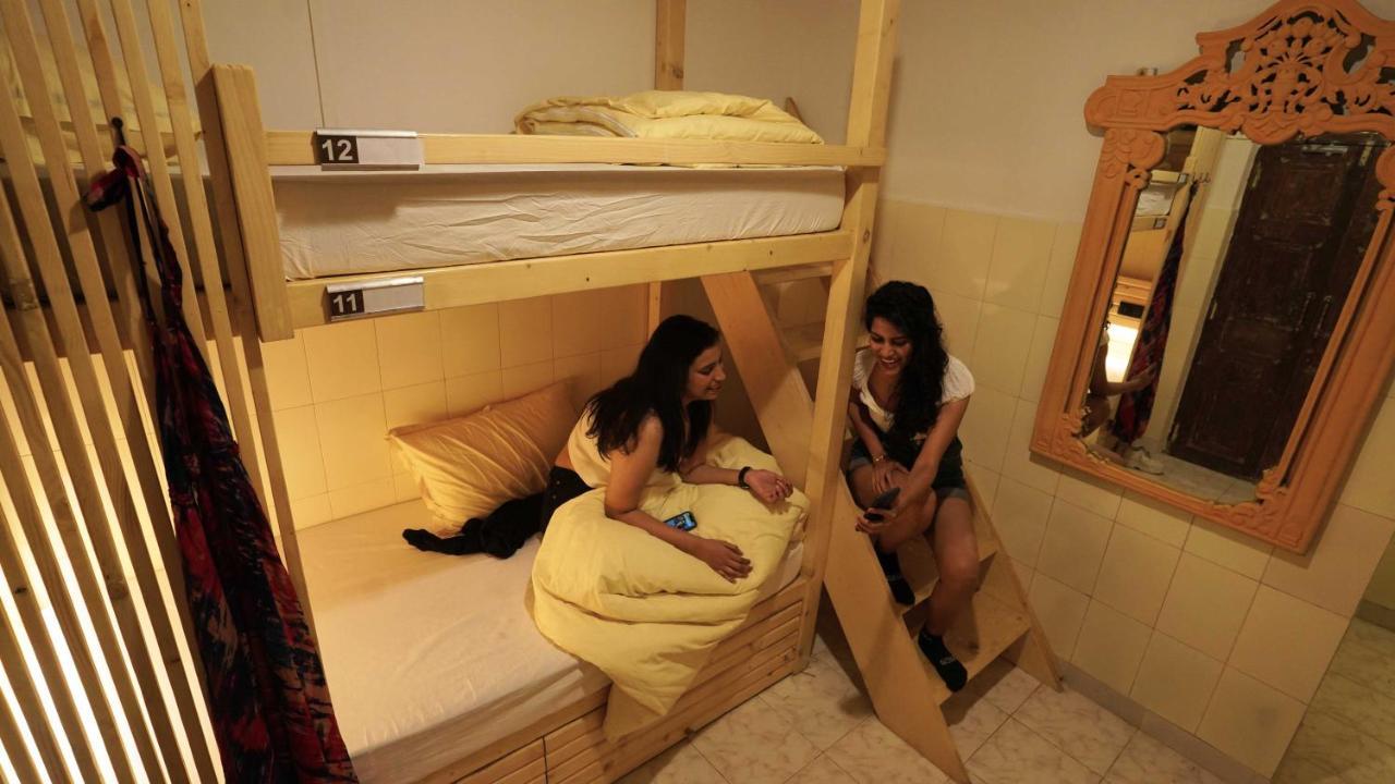 Gosolo Stays Bandra Hostel Mumbai Exterior photo