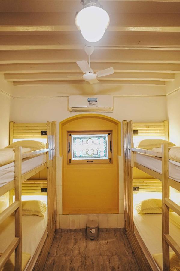 Gosolo Stays Bandra Hostel Mumbai Exterior photo