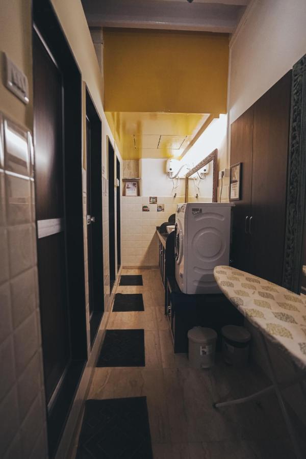 Gosolo Stays Bandra Hostel Mumbai Exterior photo