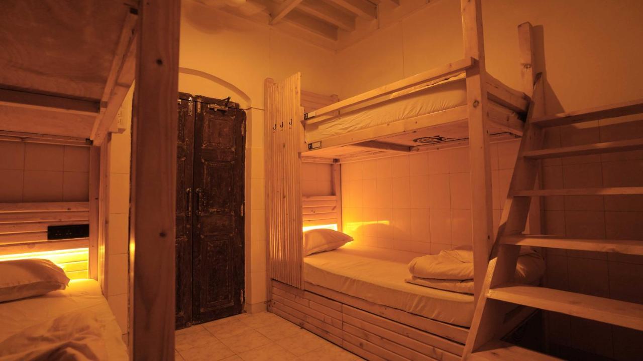 Gosolo Stays Bandra Hostel Mumbai Exterior photo