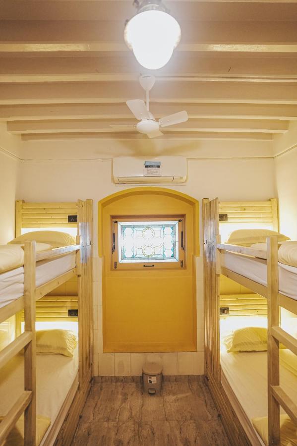 Gosolo Stays Bandra Hostel Mumbai Exterior photo