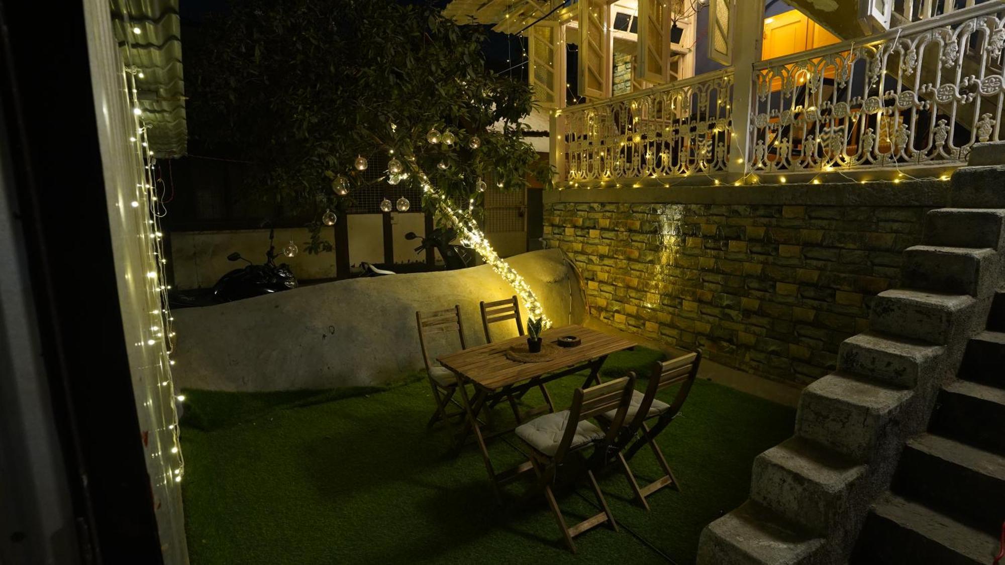 Gosolo Stays Bandra Hostel Mumbai Exterior photo